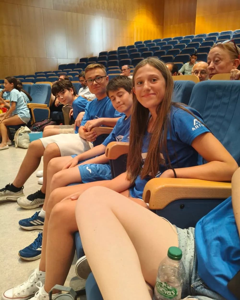 El equipo del Club con la camiseta del centro, en la grada antes de competir