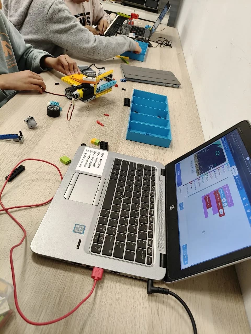 Grupo de Mini-trónica programando por bloques en el portátil