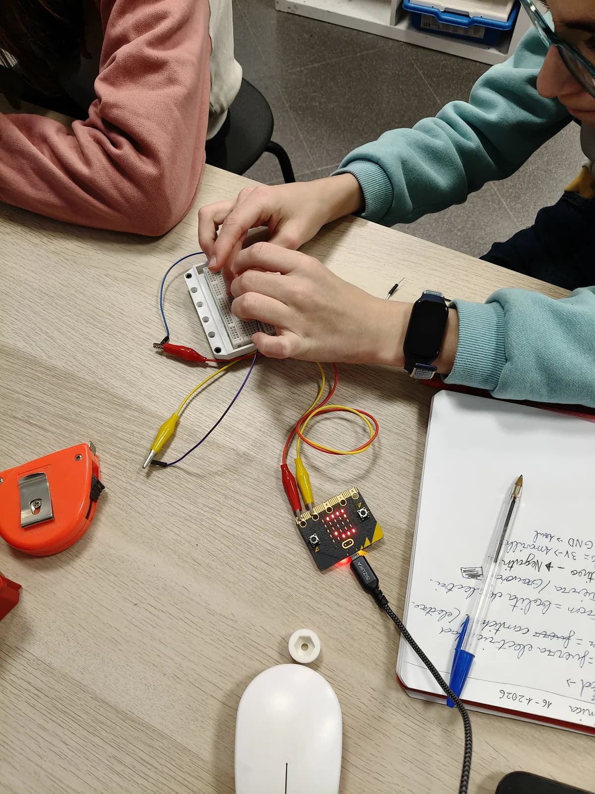 Alumno de LegoWorks conectando una placa Micro:bit v2 con cables de cocodrilo en el aula de Pamplona